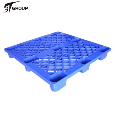 En mådes brug af indbyggelig plastikpalle